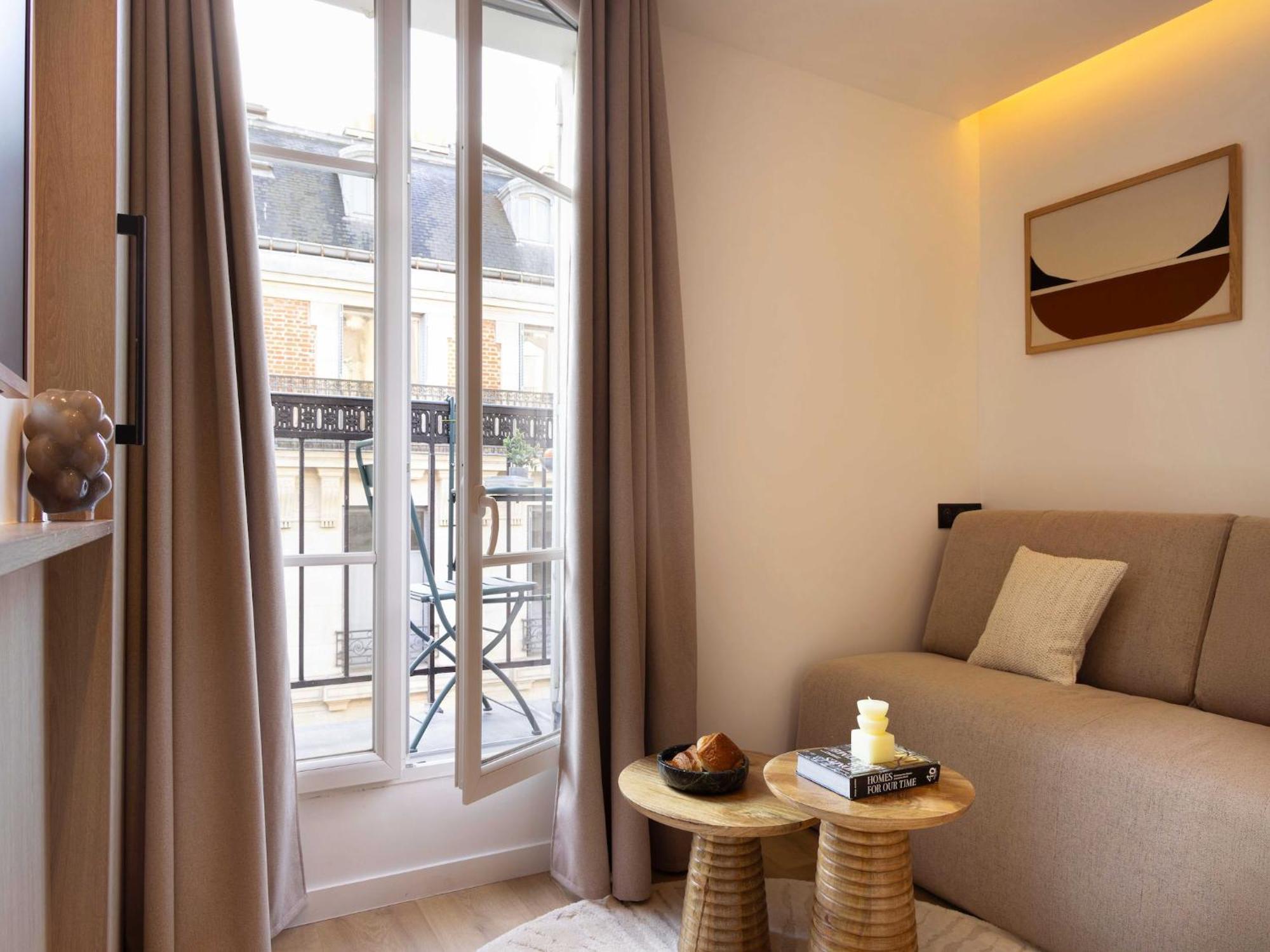 Refined With Balcony - 2p - Saint Lazare Apartment *